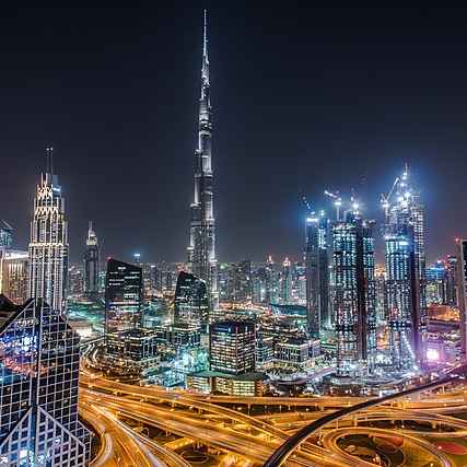 Dubai_Skylines_at_night.jpg